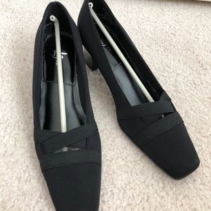 Life Stride like new black fabric pumps
